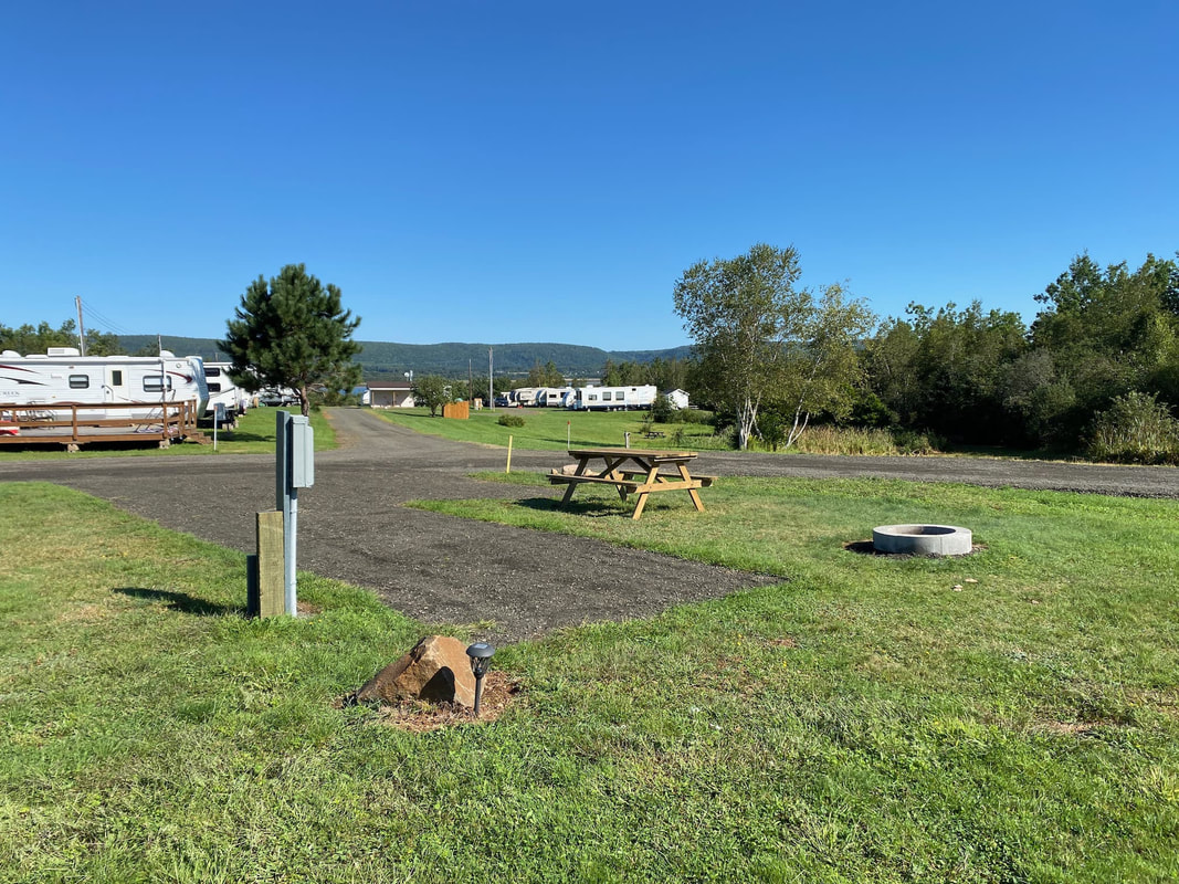 Photo of site S03 with a picnic table and the mountain in the background
